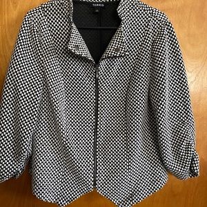 Women’s black and white 3/4 sleeve jacket